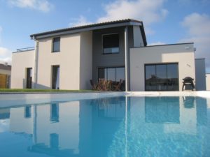 Maison tuiles et toit plat accessible